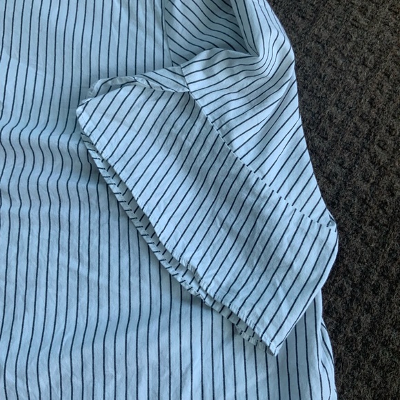 Short leave blouse, white with thin vertical black striping - Picture 4 of 6